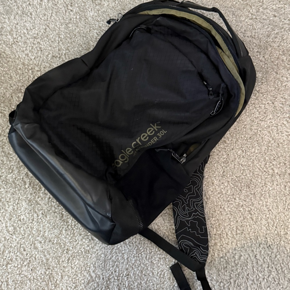 Eagle Creek Wayfinder Black Daypack Backpack - 30L